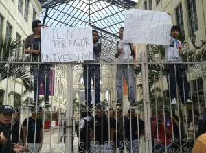 Alumnos de la UArtes deben pedir silencio por plantones frente a Gobernaci&oacute;n 