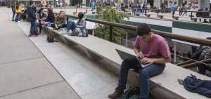 Trabajar y capacitarse son actividades que realizan los j&oacute;venes cuando sus padres no son capaces de cubrir los gastos que demanda una carrera.