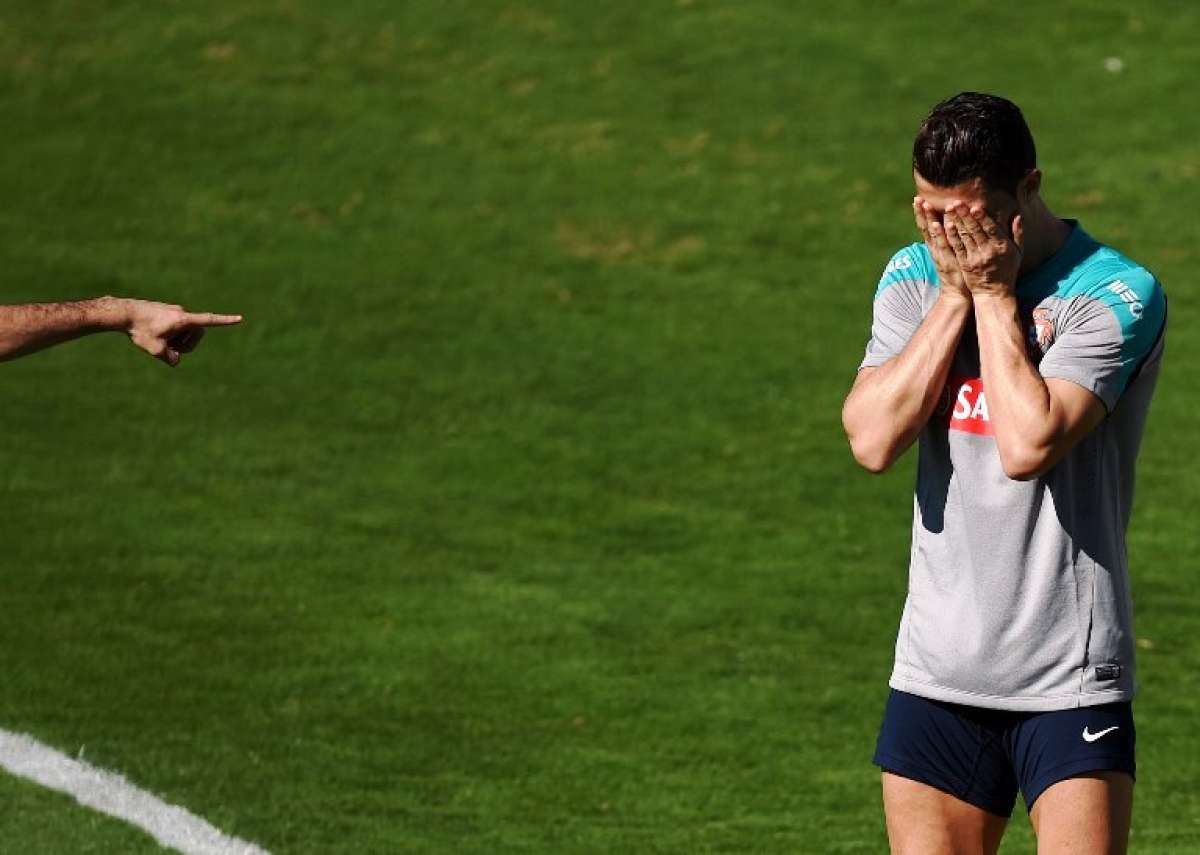 Ronaldo abandon&oacute; la pr&aacute;ctica con la rodilla hinchada, tras sufrir un golpe. Foto: AFP