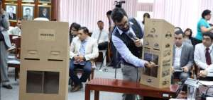 CNE muestra urna-biombo que se usar&aacute; en elecciones de 2017