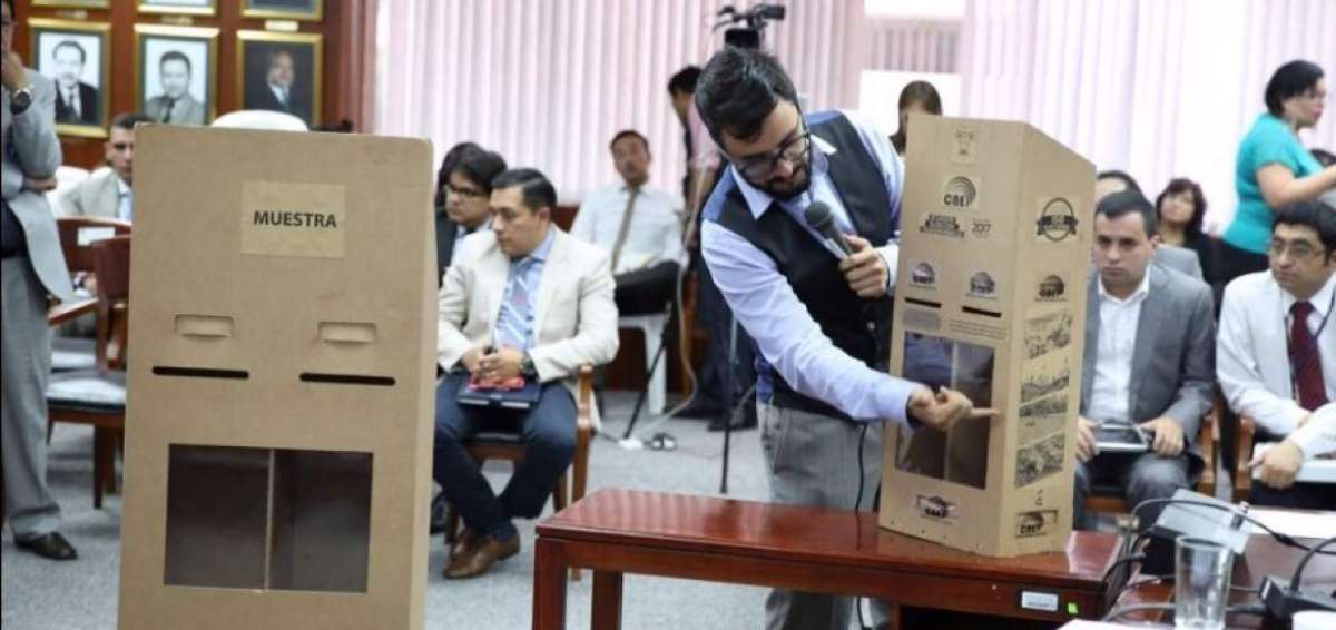 CNE muestra urna-biombo que se usar&aacute; en elecciones de 2017