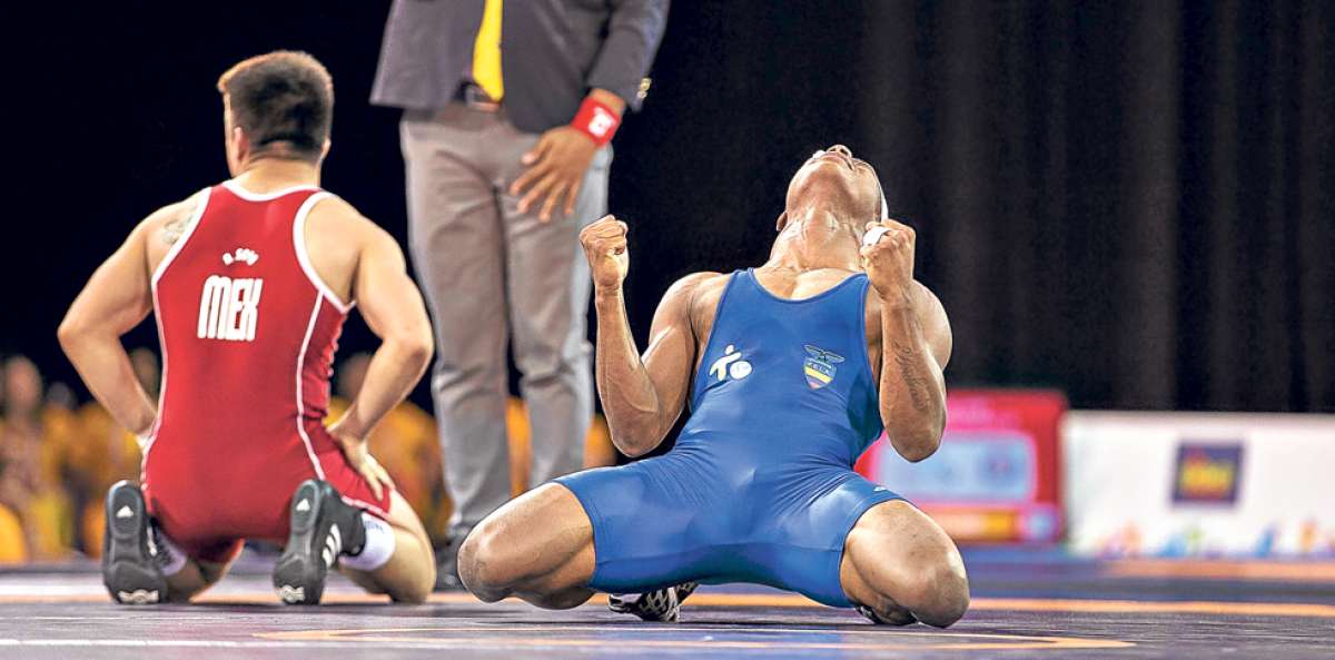 Andr&eacute;s Monta&ntilde;o (d) celebra el fallo de los jueces que le dieron el triunfo 11-0 sobre el mexicano Ali Soto (I). Foto: AFP