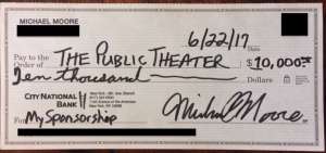 Michael Moore dona $ 10.000 al teatro que evoc&oacute; el asesinato de Trump