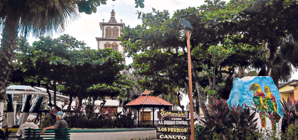 El parque de Los Pericos es el principal punto de encuentro de la parroquia Canuto en Manab&iacute;. Al fondo est&aacute; la iglesia Santa Rosa. Fotos: Rodolfo P&aacute;rraga / El Tel&eacute;grafo