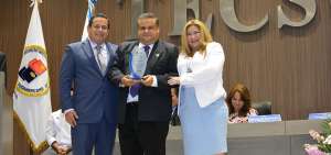 Javier, Eduardo y Sonia Villacr&eacute;s, directivos de la instituci&oacute;n, muestran la placa de reconocimientos que se sum&oacute; a la conderaci&oacute;n recibida.