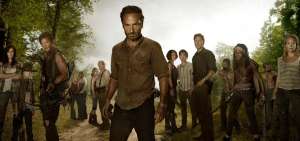 El actor brit&aacute;nico Andrew Lincoln (en primer plano) es el protagonista de esta serie posapocal&iacute;ptica que tendr&aacute; la octava temporada en octubre. En la cadena Fox se emiten los cap&iacute;tulos viejos.  