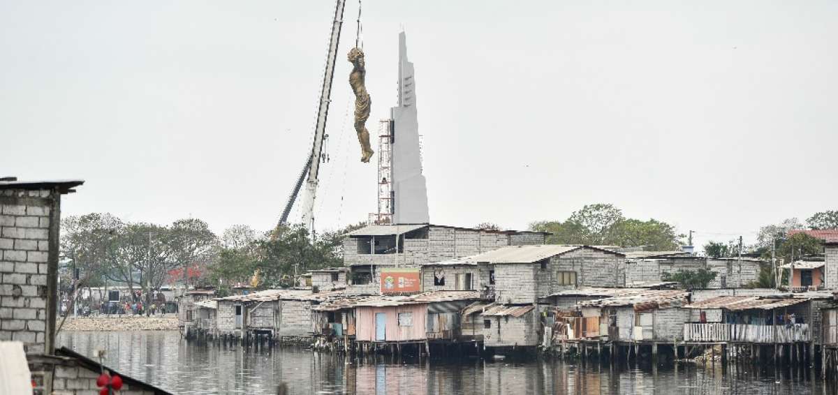 Dos maquinarias, mediante poleas, alzaron la escultura que fue dise&ntilde;ada en Quito por Nixon C&oacute;rdova.