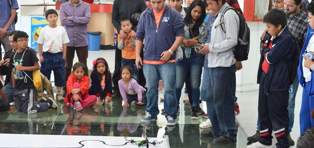 Competidores nacionales e internacionales participan en el torneo Robot Games Zero Latitud