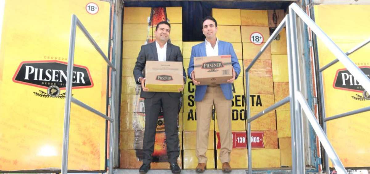 Sergio Rinc&oacute;n, presidente de Cervecer&iacute;a Nacional (i), y Pablo Campana, ministro de Comercio Exterior, durante el anuncio de la exportaci&oacute;n de la bebida a Europa. 