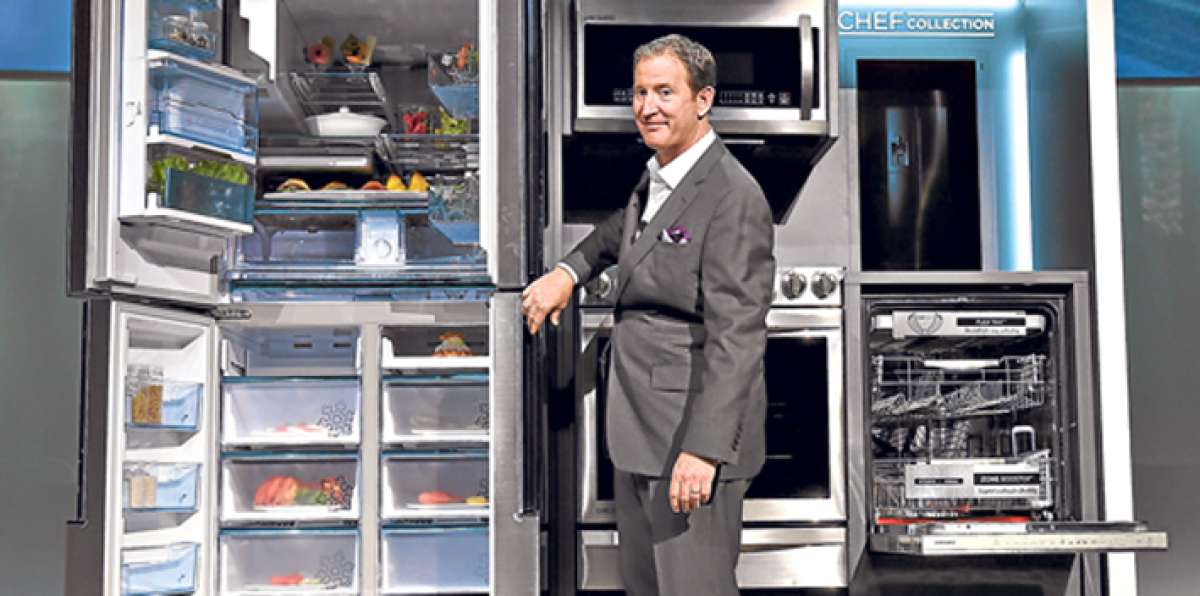 John Herrington, de Samsung Electronics America, muestra electrodom&eacute;sticos de la Chef Colection de la firma. Foto: AFP