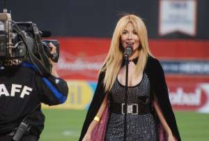  En junio de 2011, Sharon cant&oacute; el Himno Nacional en el encuentro entre las selecciones de f&uacute;tbol de Ecuador y Grecia, en el City Field de New York. Tomada de Facebook 