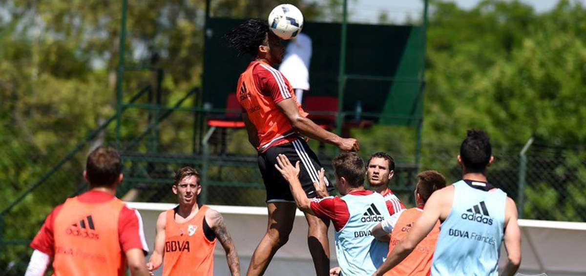 Supercl&aacute;sico argentino River-Boca se juega al quedar en suspenso huelga de &aacute;rbitros