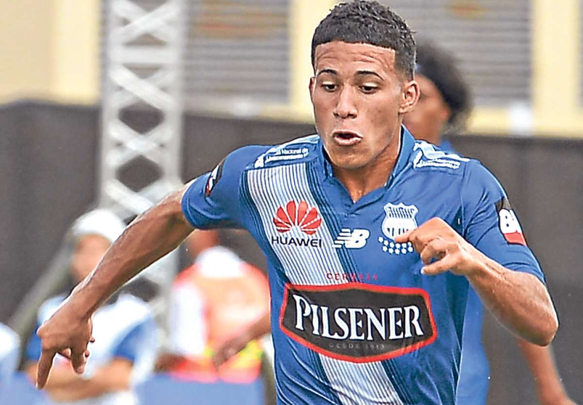 Burbano traslada el bal&oacute;n, durante el encuentro que Emelec venci&oacute; 2-1 a River Ecuador en el estadio Christian Ben&iacute;tez de la ciudad de Guayaquil. Foto: Archivo / El Tel&eacute;graafo.