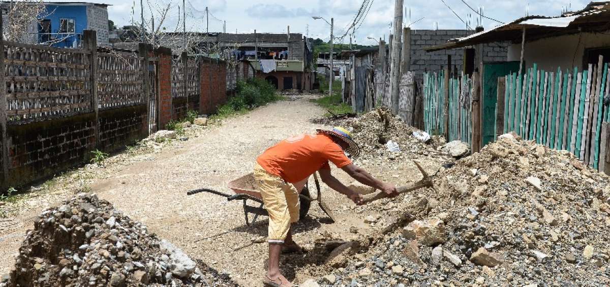 Los moradores de este sector rellenan los pisos de sus casas con cascajo para no inundarse en este invierno.