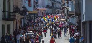 Estudiantes del Colegio Nacional Mej&iacute;a asistieron a la marcha convocada por los trabajadores.