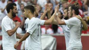 Bale (d) es felicitado por sus compa&ntilde;eros al anotar el segundo gol de los merengues. Foto: AFP