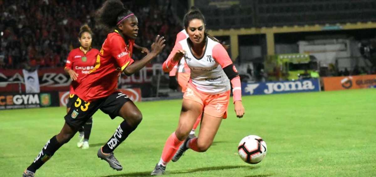 Nicole Charcopa (i), de Deportivo Cuenca, disputa el bal&oacute;n con Fernanda V&aacute;sconez, de &Ntilde;a&ntilde;as, en final del torneo.