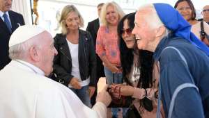 Sor Geneviève Jeanningros, la monja que rompió el protocolo para despedirse del Papa Francisco