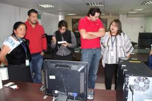 Personal de la Notar&iacute;a valida la publicaci&oacute;n del cuestionario, antes del examen del 2 de diciembre. Foto: Cortes&iacute;a