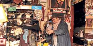 Los comerciantes temen que con el inicio de los trabajos sus ventas disminuyan. Foto: Jos&eacute; Luis Llivisaca / El Tel&eacute;grafo