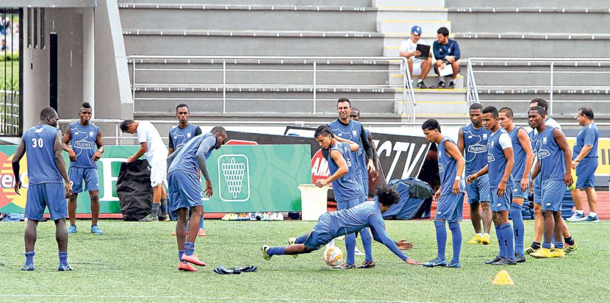 Emelec entren&oacute; la ma&ntilde;ana de ayer en el estadio Christian Ben&iacute;tez, ubicado en el parque Los Samanes. Foto: Cortes&iacute;a