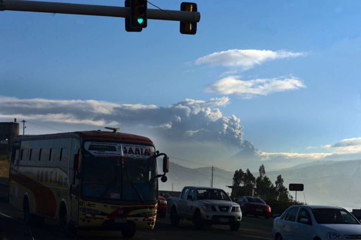 La actividad del coloso se ha podido observar desde la Panamericana por cientos de viajeros que se movilizan entre Cotopaxi y Pichincha. Foto: Roberto Ch&aacute;vez / El Tel&eacute;grafo