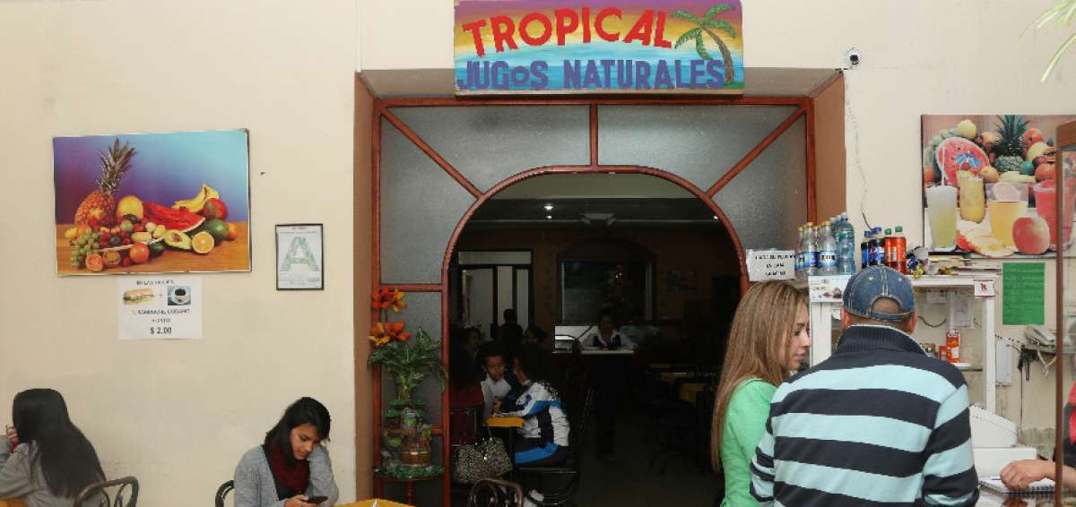 Desde las 12:30 y vistiendo los uniformes de sus empresas, los funcionarios acuden a diferentes restaurantes donde ofrecen principalmente almuerzos.  