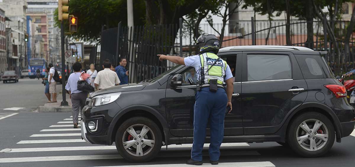 Personal de la ATM es ubicado en las intersecciones de las calles con alto &iacute;ndice de congestionamiento, como la avenida Quito.