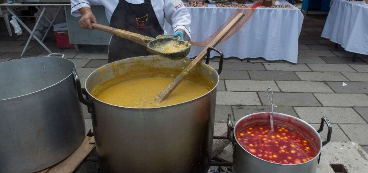 Ambos platillos se cocinan con le&ntilde;a. Las emprendedoras aseguran que eso le da mejor sabor a los alimentos.