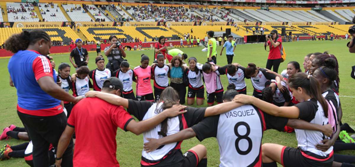 Las jugadoras de Uni&oacute;n Espa&ntilde;ola, junto con su t&eacute;cnica, Wendy Vill&oacute;n, agradecen luego de obtener su &uacute;ltimo campeonato local  en el estadio Monumental.
