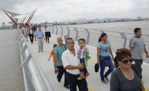 La extensi&oacute;n del paso inaugurado hoy, que est&aacute; sobre el r&iacute;o Guayas, es 840 metros de largo y su ancho es de 4 metros. Foto: William Orellana / El Tel&eacute;grafo 