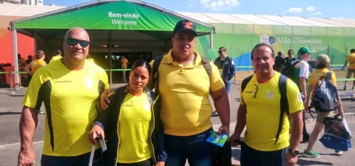Los pesistas Alexandra Escobar y Fernando Salas (centro) llegaron ayer a la Villa Ol&iacute;mpica. 