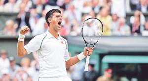 Momento en el que el serbio Novak Djokovic consigue el &uacute;ltimo punto para ganarle la final de Wimbledon a Roger Federer, en el templo mundial del tenis. Foto: AFP