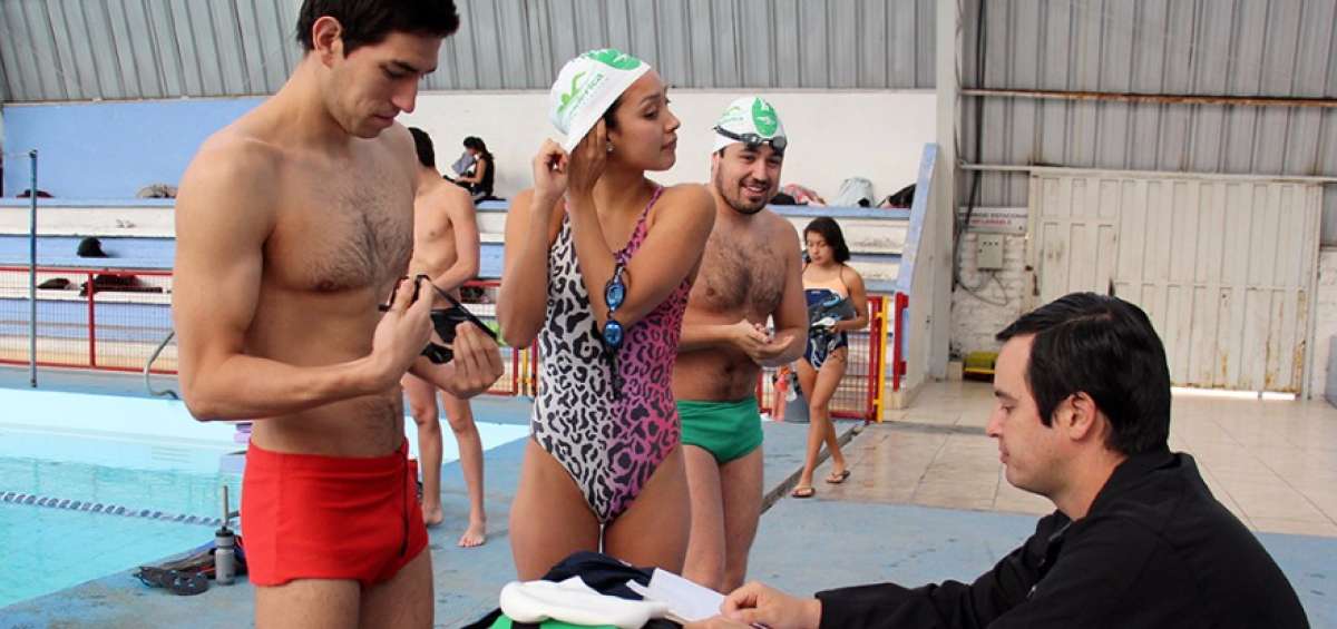Los nadadores de aguas abiertas trabajan en el Centro de Alto Rendimiento Sierra Nevada en Espa&ntilde;a.