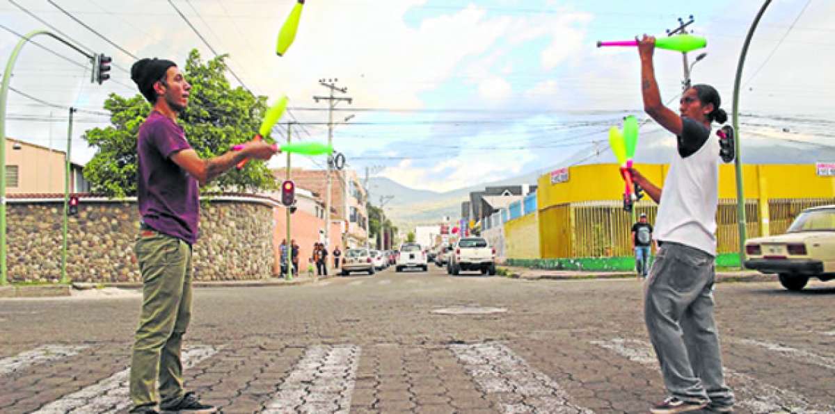 Ni&ntilde;os, j&oacute;venes y adultos disfrutan de las cortas intervenciones de los artistas en los espacios p&uacute;blicos de la urbe. Foto: Carla Serrano