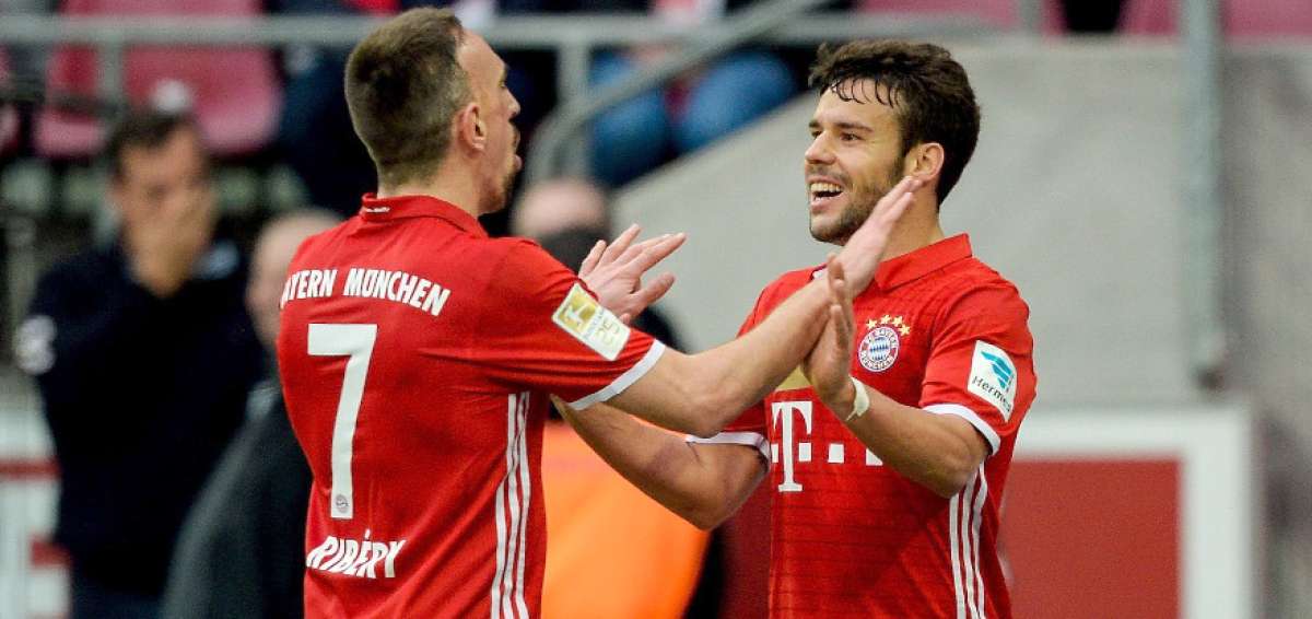 El mediocampista franc&eacute;s Franck Ribery (izquierda) celebra su anotaci&oacute;n con su compa&ntilde;ero, el defensa espa&ntilde;ol Juan Bernat.