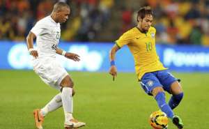 El delantero Neymar (d) anot&oacute; sus goles a los minutos 40, 46 y 90 del partido. Foto: EFE