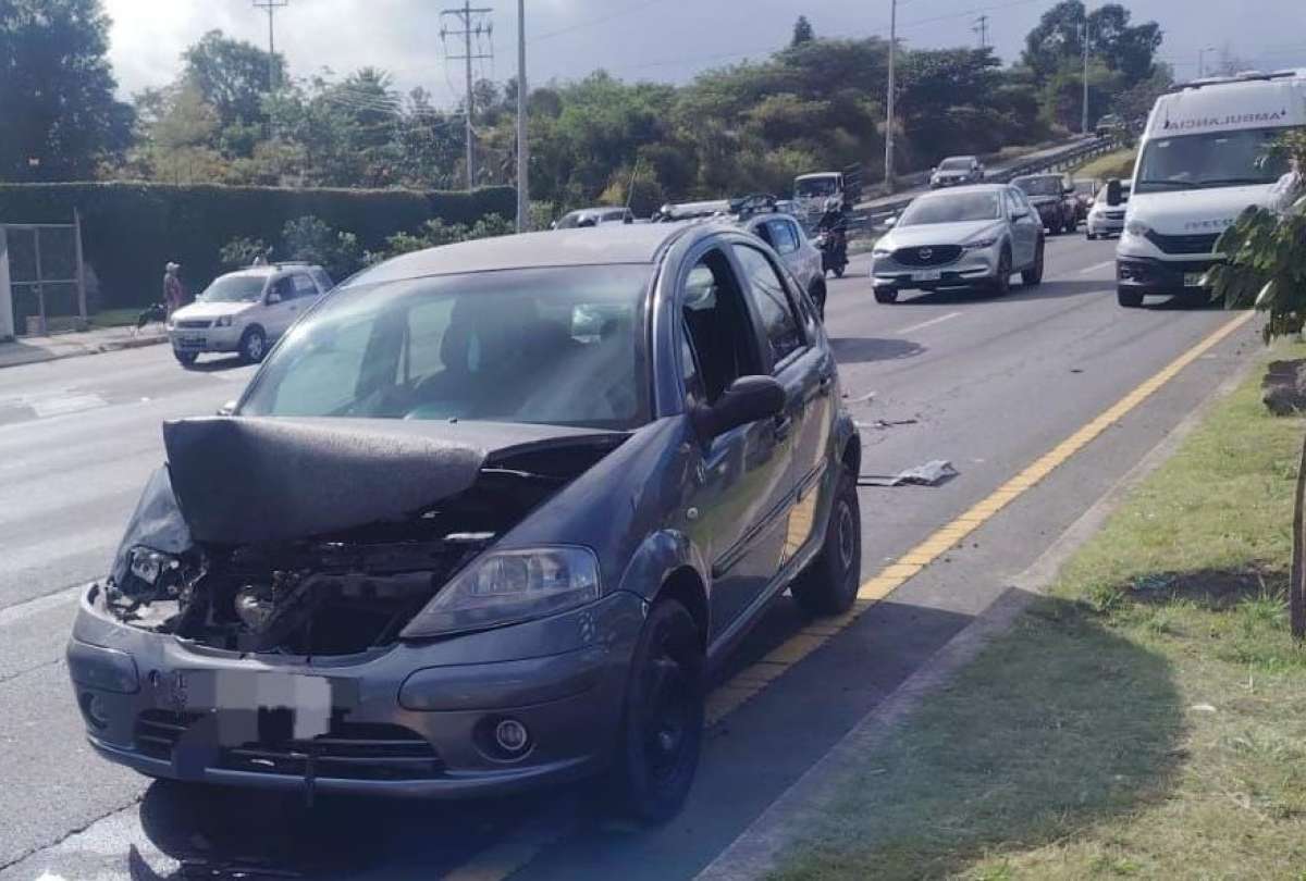 El accidente obligó al cierre vial en los dos sentidos de la Ruta Viva, lo que provocó congestión en el tránsito vehicular.