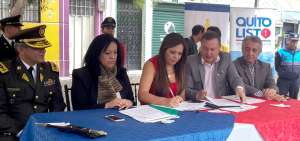 La titular de la Seted, Ledy Z&uacute;&ntilde;iga, firma la Carta de Intenci&oacute;n con el secretario de Seguridad del Municipio de Quito, Juan Zapata.