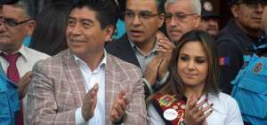 Daniela Almeida, Reina de Quito 2018-19, junto a Jorge Yunda, alcalde de Quito, durante un evento pasado.