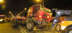 El tr&aacute;iler fue remolcado por una gr&uacute;a luego del accidente, al igual que el resto de veh&iacute;culos.