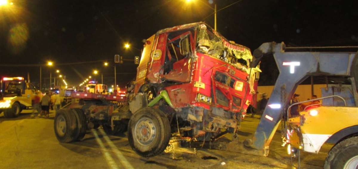 El tr&aacute;iler fue remolcado por una gr&uacute;a luego del accidente, al igual que el resto de veh&iacute;culos.