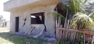 Decenas de casas resultaron afectadas en fachadas e infraestructura por el sismo de 6,32 en la provincia de Santa Elena, incluso colaps&oacute; una vivienda.