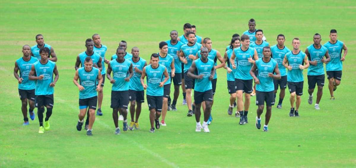 La plantilla de Barcelona, durante una pr&aacute;ctica en la cancha alterna del Estadio Monumental de Guayaquil.