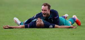 El brasile&ntilde;o Lucas Moura (en el suelo), del Tottenham, festeja el &uacute;ltimo de los tres goles que le marc&oacute; al Ajax, junto a su compa&ntilde;ero Christian Eriksen (arriba). 