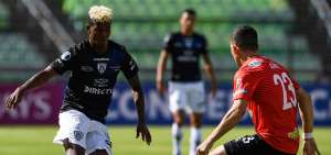 Washington Corozo (izq.), del Independiente del Valle, controla el bal&oacute;n ante la marca de Bernardo A&ntilde;or del Caracas, en el encuentro de ida.
