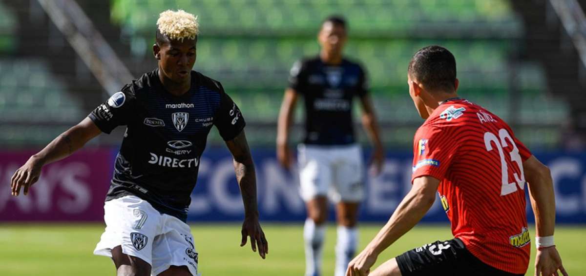 Washington Corozo (izq.), del Independiente del Valle, controla el bal&oacute;n ante la marca de Bernardo A&ntilde;or del Caracas, en el encuentro de ida.