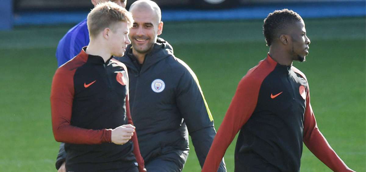 &lsquo;Pep&rsquo; Guardiola bromea con el delantero belga Kevin De Bruyne, durante el &uacute;ltimo entrenamiento que realiz&oacute; ayer el Manchester City en Barcelona.