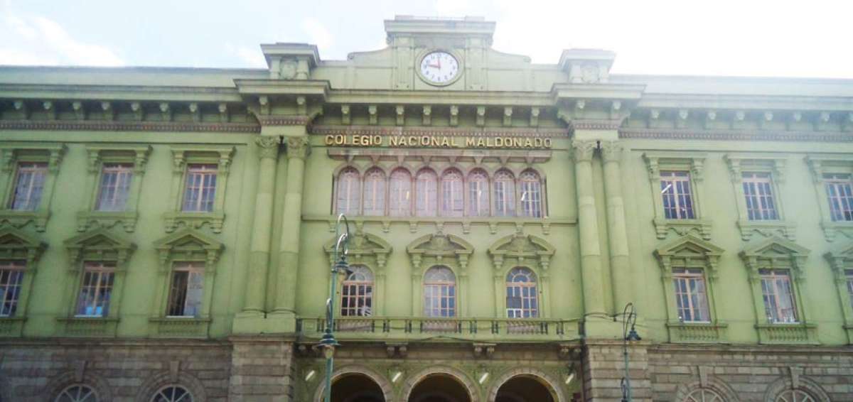 El reloj de torre en el colegio Pedro Vicente Maldonado se erige en el centro hist&oacute;rico de Riobamba. Al momento se encuentra en desuso.