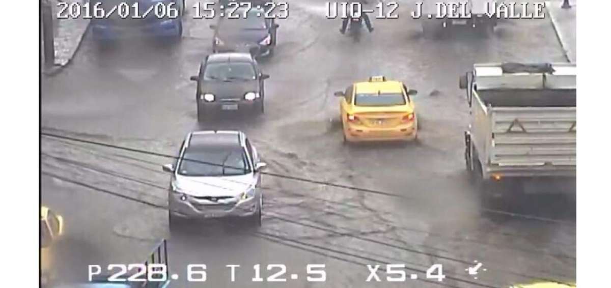 Lluvia provoca inundaciones en varios sectores de Quito